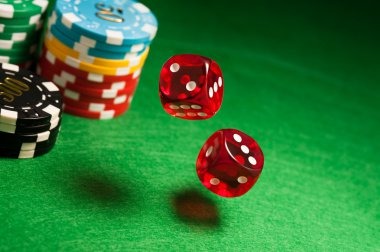Antarmuka mobile kingambit menampilkan kategori sportsbook, kasino, slot, dan esports